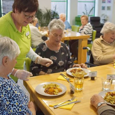 Gemeinsam lecker zu Mittag essen in der Tagespflege Lebensfreud in Wesel