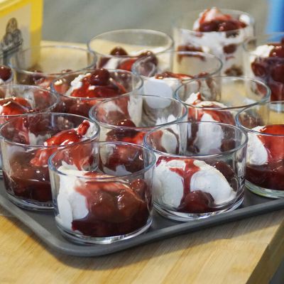Nachtisch zum genießen: Vanilleeis mit heißen Kirchen in der Tagespflege Lebensfreude in Wesel